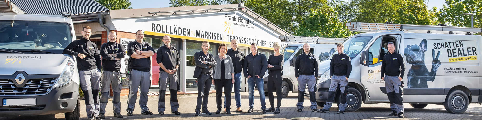 Das Team von Rönnfeld vor dem Firmensitz